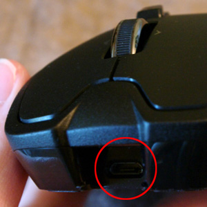 Logitech Wireless Gaming Mouse G700 - The deeply recessed USB port.